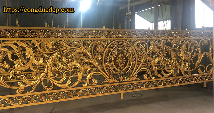 mẫu ban công nhôm đúc hoa lá cầu kỳ